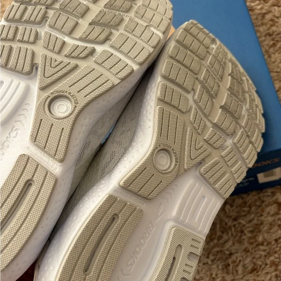 Brooks Ghost 16 White Athletic Running Shoes - Picture 6 of 6